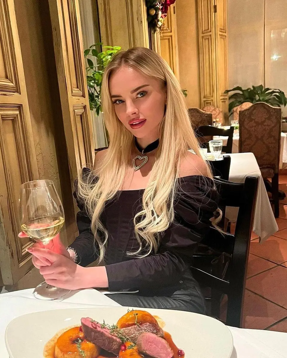 Zoelle escort in London